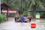 万宁一村庄因强降雨被淹，部分道路水位超1米，消防紧急救援被困群众 - 海南新闻中心