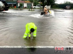 三亚连绵降雨部分路段积水 交警全警上路保安全 - 中新网海南频道